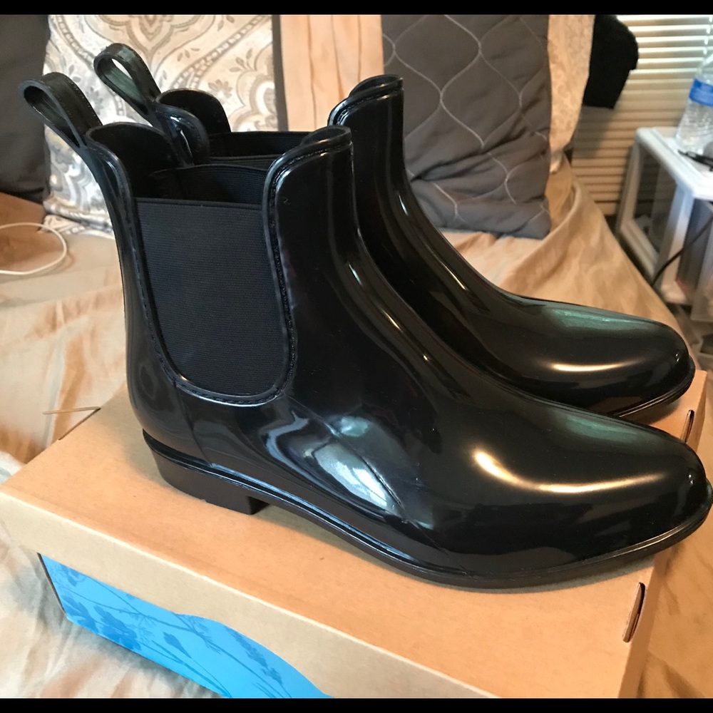 RAIN BOOTS